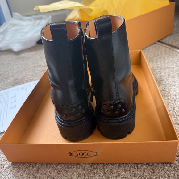 Tod's logo-plaque leather ankle boots size 8.5 - Like New - Picture 7 of 11